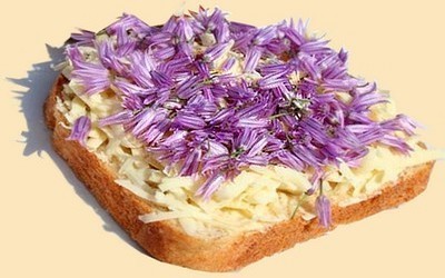 Бутерброд с лепестками съедобных цветов