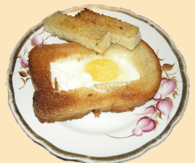 Яичница - глазунья с хлебом