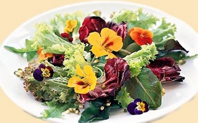 Весенний салат с цветами